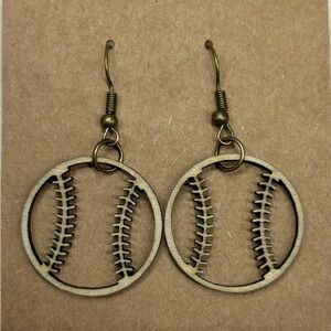 Baseball/softball lovers earrings, made of wood. Who doesn’t need a pair?!